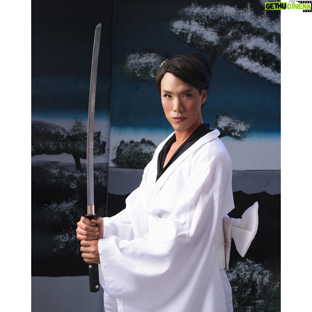Eugene Lee Yang Instagram - “Silly Caucasian girl likes to play with samurai swords.” Beauty & Blood Series: #KillBill🗡️ O-Ren Ishii 石井 オーレン (Lucy Liu) #Halloween #Eugenoween Photos by @jdrenes Hair & Makeup by @ariannachayleneblean Hair & Makeup Asst. by @marykendallll Black Kimono by @estheryyoon