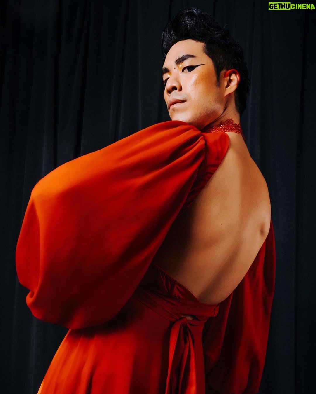 Eugene Lee Yang Instagram - Deeply honored to have received the @koreanamericanstory Trailblazer Award alongside Juju Chang and TOKiMONSTA #KASGala2021 π°π· makeup: @vanmakeupnyc stylist: @kaitlynvitug gown & cape: @stello photographer: @janicekaramchung photo assistant: @joykimjoy New York City, N.Y.