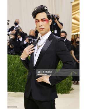Eugene Lee Yang Instagram - #metgala 
hair by @daviddanggg 
makeup by @vanmakeupnyc 
nails by @sojinails 
necklace by @ericksonbeamon 
vintage tuxedo by @dior @hedislimane 
shoes by @jimmychoo 
special thanks to @derekblasberg @nickbrown @voguemagazine & @metmuseum