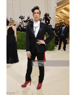 Eugene Lee Yang Instagram - #metgala 
hair by @daviddanggg 
makeup by @vanmakeupnyc 
nails by @sojinails 
necklace by @ericksonbeamon 
vintage tuxedo by @dior @hedislimane 
shoes by @jimmychoo 
special thanks to @derekblasberg @nickbrown @voguemagazine & @metmuseum
