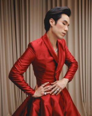 Eugene Lee Yang Instagram - Oscars 🌹

Custom @waltercollection
Styling by @colinmanderson
Hair by @daviddanggg
Makeup by @ariannachayleneblean 
Jewelry by @h.crowne
Shoes by @houseofharryhalim
Photos by @jdrenes