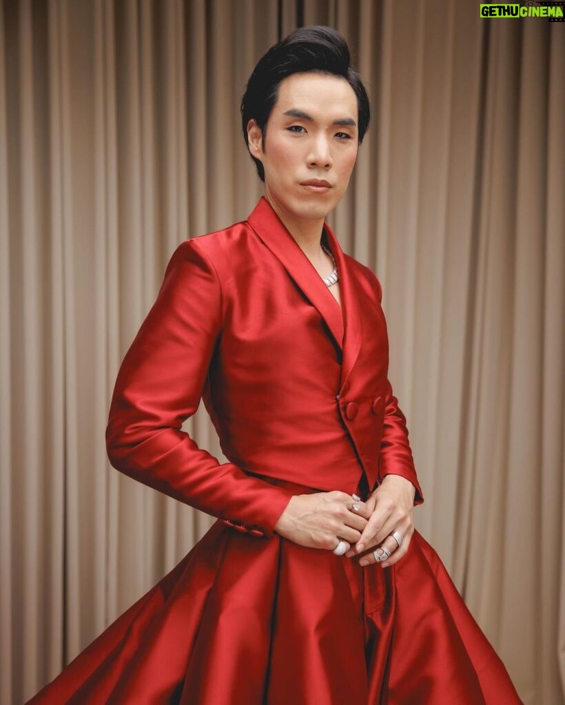 Eugene Lee Yang Instagram - Oscars 🌹 Custom @waltercollection Styling by @colinmanderson Hair by @daviddanggg Makeup by @ariannachayleneblean Jewelry by @h.crowne Shoes by @houseofharryhalim Photos by @jdrenes