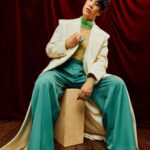 Eugene Lee Yang Instagram - Oscars One House Toast 💎 #goldhouse ✨ Styling by @colinmanderson Makeup by @ariannachayleneblean Suit & Coat by @helenanthonyofficial Rings by @atranova_by_sheilab Shoes by @unitednude Photos by @jdrenes Event Photo by @theloungebooth