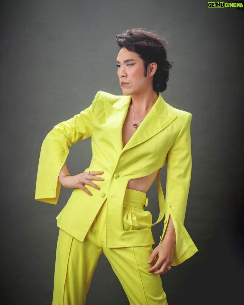 Eugene Lee Yang Instagram - Governors Awards 💛 styling by @colinmanderson makeup by @ariannachayleneblean hair by @daviddanggg photos by @jdrenes suiting by @landerosnewyork necklace by @misterpurl rings by @christinebukkehave shoes by @unitednude x @shaunross