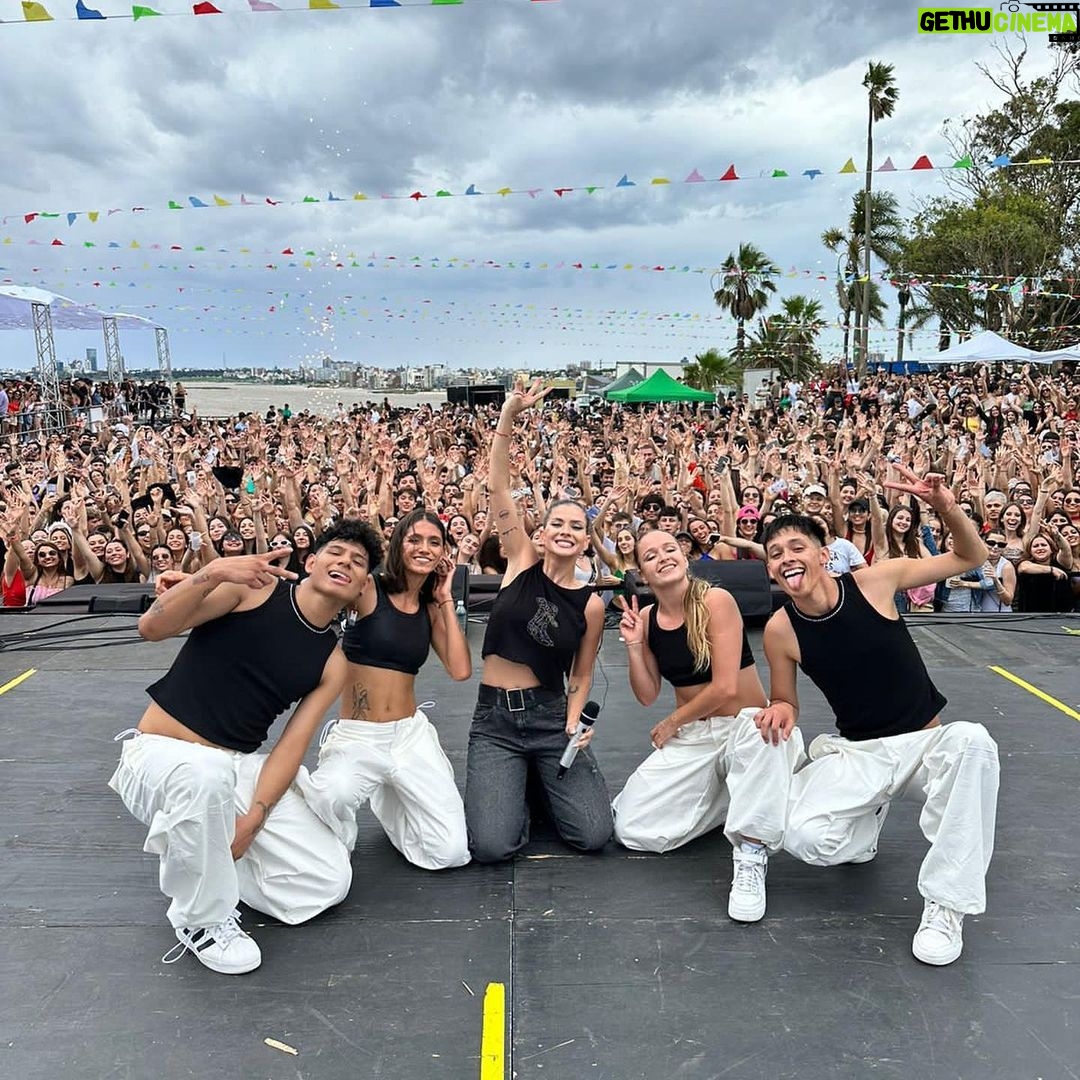 Eugenia Suárez Instagram - 🌹🇺🇾🇦🇷 Me hicieron muy feliz Primer show. Gracias a mi equipo querido por acompañarme, por confiar en mi. Gracias a todos por el aguante. ❤️ @kosiuko Montevideo, Uruguay