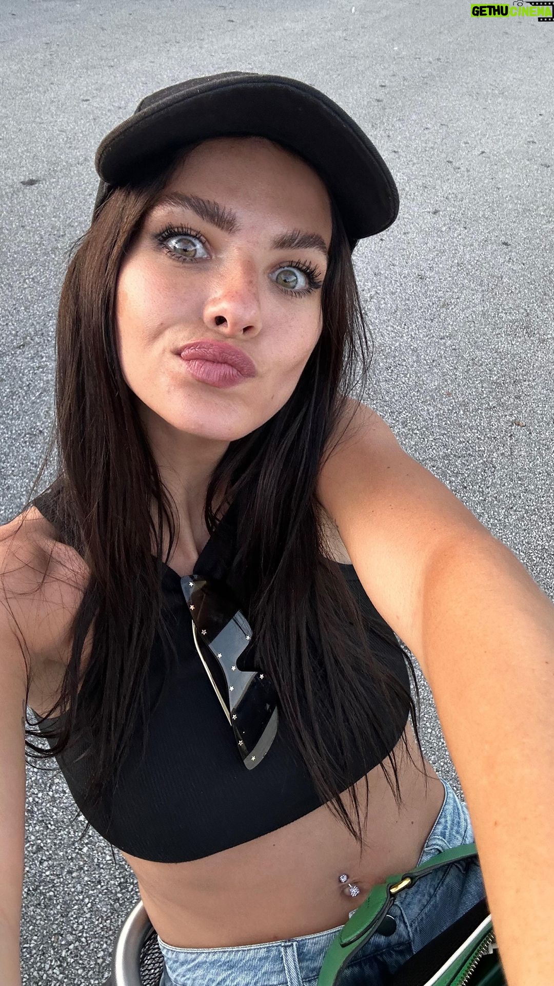 Eugenia Suárez Instagram - 🤔🙄😈🤩 Solo contigooo quiero estarrrrr lalalalalal