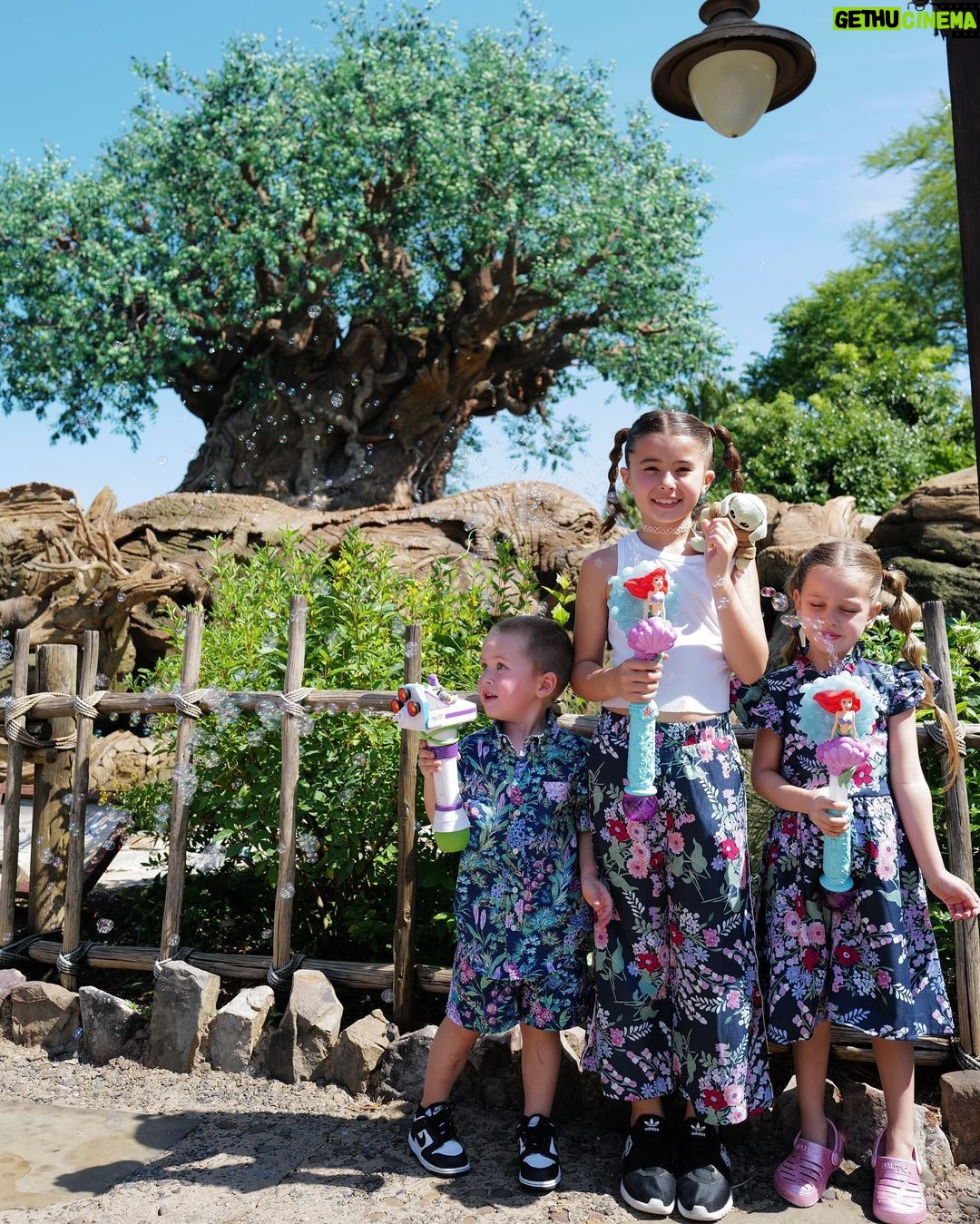 Eugenia Suárez Instagram - Gracias a Dios por permitirme compartir estos momentos en familia. Soy muy feliz 💕 Disney's Animal Kingdom