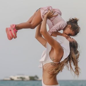 Eugenia Suárez Instagram - 10 años atrás nacía quien me haría conocer el amor más profundo y grande del mundo. 
La mejor hermana, la mejor compañera, la más empática, sensible, dulce, buena y graciosa. 
Es un honor ser tu mamá, mi Rufita.
Gracias.
Te amo con locura.