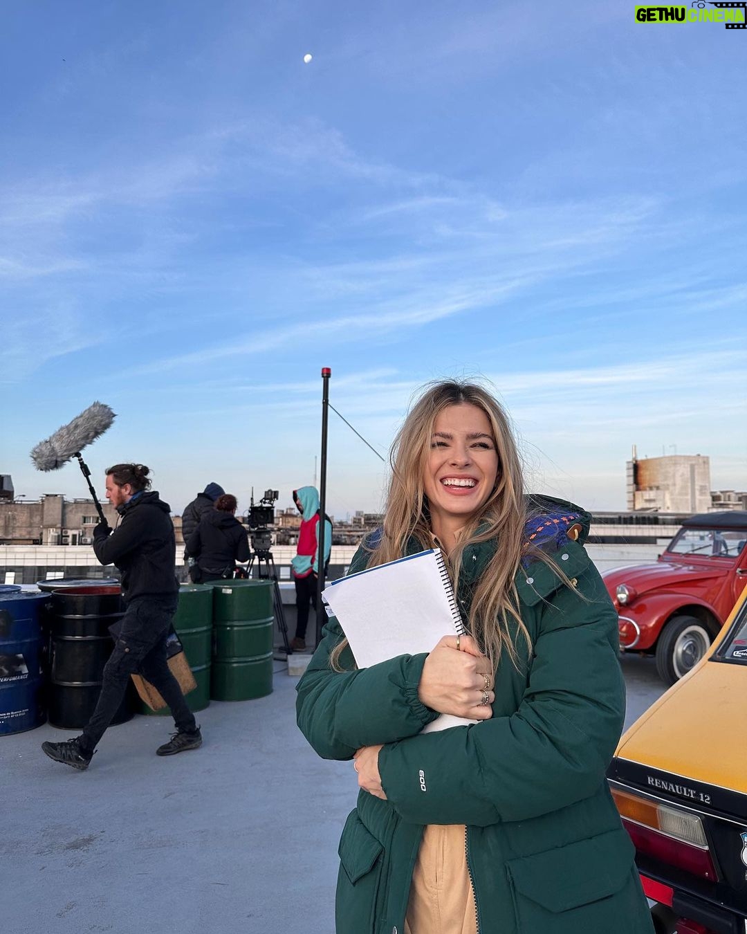 Eugenia Suárez Instagram - Así los leo 😀 Estrenando una canción, filmando una peli. Agradecida 😇 Montevideo, Uruguay
