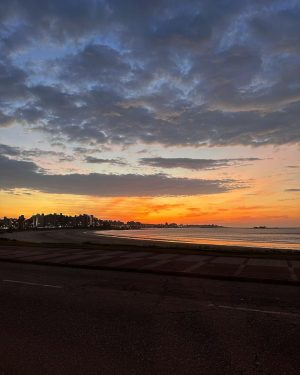 Eugenia Suárez Instagram - Último amanecer en Uruguay 🇺🇾
Gracias gracias gracias ✨✨✨