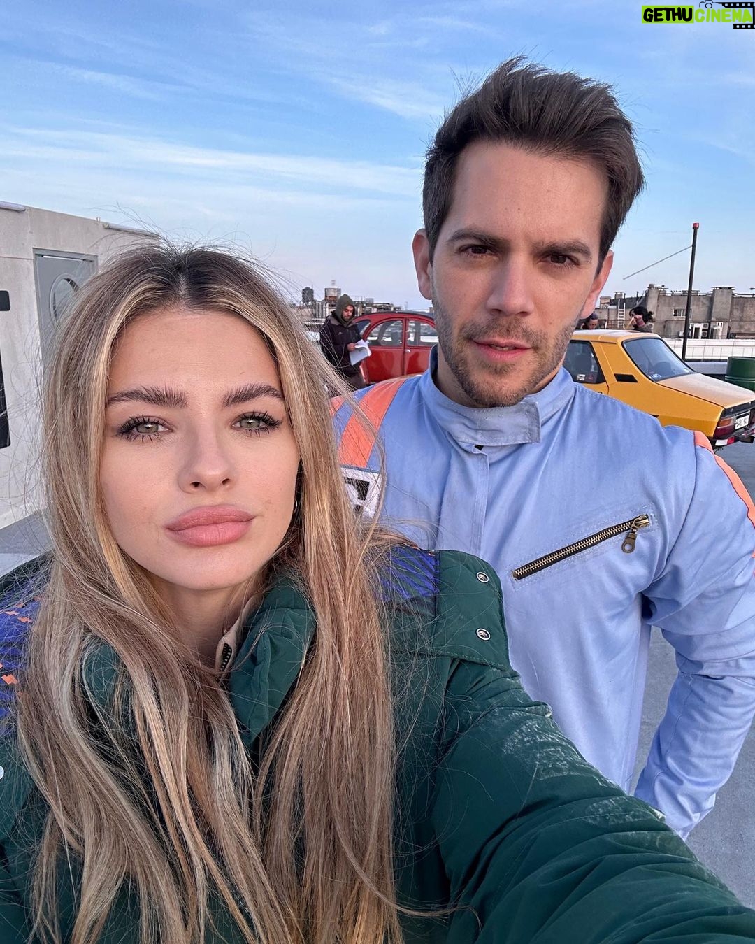 Eugenia Suárez Instagram - Así los leo 😀 Estrenando una canción, filmando una peli. Agradecida 😇 Montevideo, Uruguay