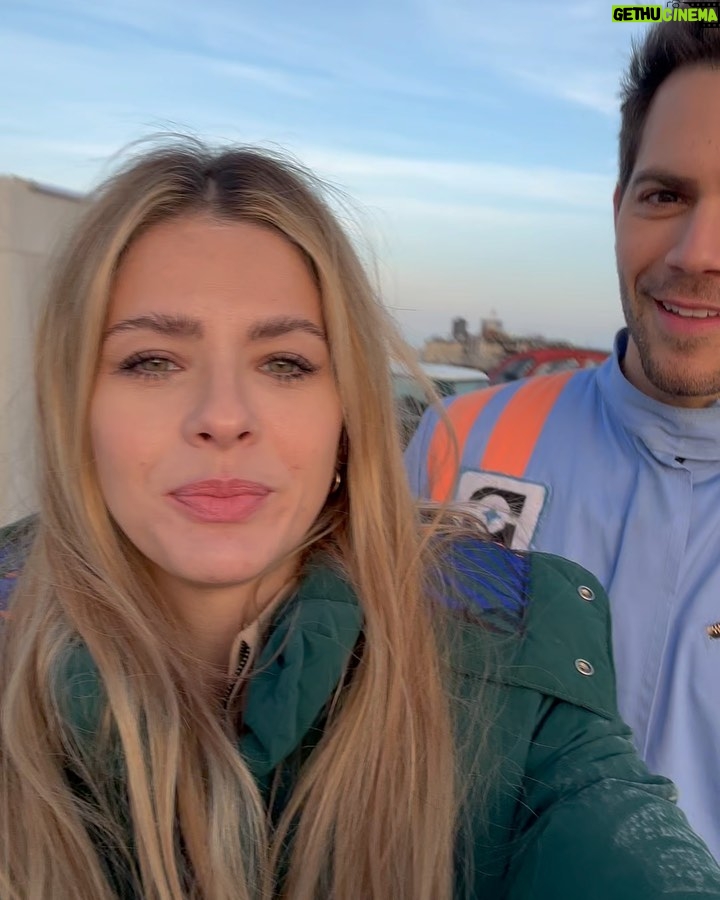 Eugenia Suárez Instagram - Así los leo 😀 Estrenando una canción, filmando una peli. Agradecida 😇 Montevideo, Uruguay