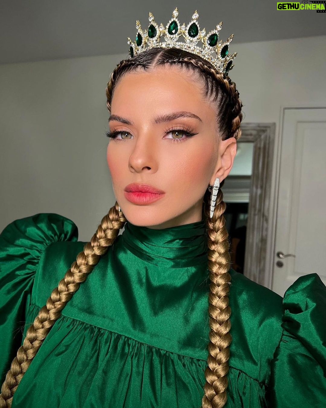 Eugenia Suárez Instagram - OBJETOS @jasaiach 👗 💍 @evejoyerias @bulgari @malapeluqueria @rocio_trenzas @bettinafrumboli @frumboliestudio