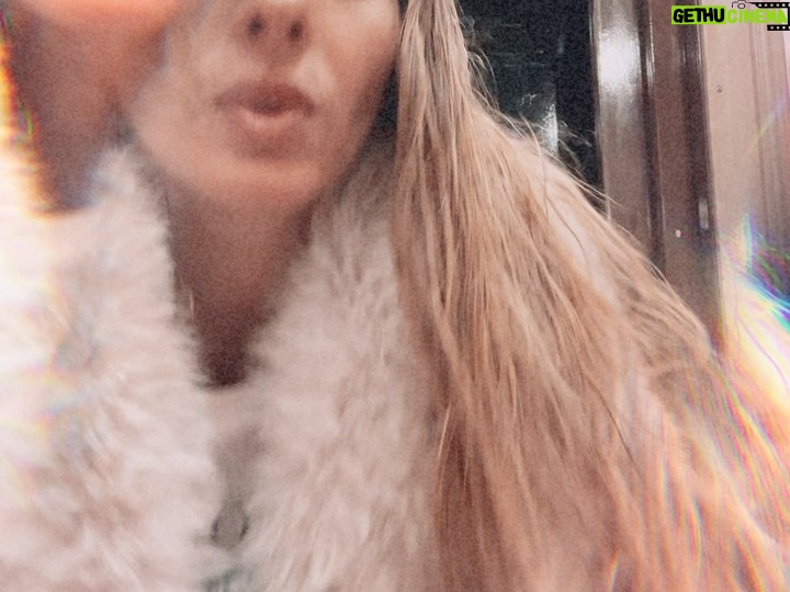 Eugenia Suárez Instagram - Acompáñenme a quedarme encerrada en el ascensor 😣😝