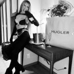 Eugenia Suárez Instagram - Medijoquesucaptionsiempremelodedica 🖤 @hm @muglerofficial #muglerhm #hmuruguay