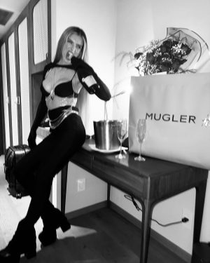Eugenia Suárez Instagram - Medijoquesucaptionsiempremelodedica 🖤

@hm @muglerofficial 
#muglerhm #hmuruguay