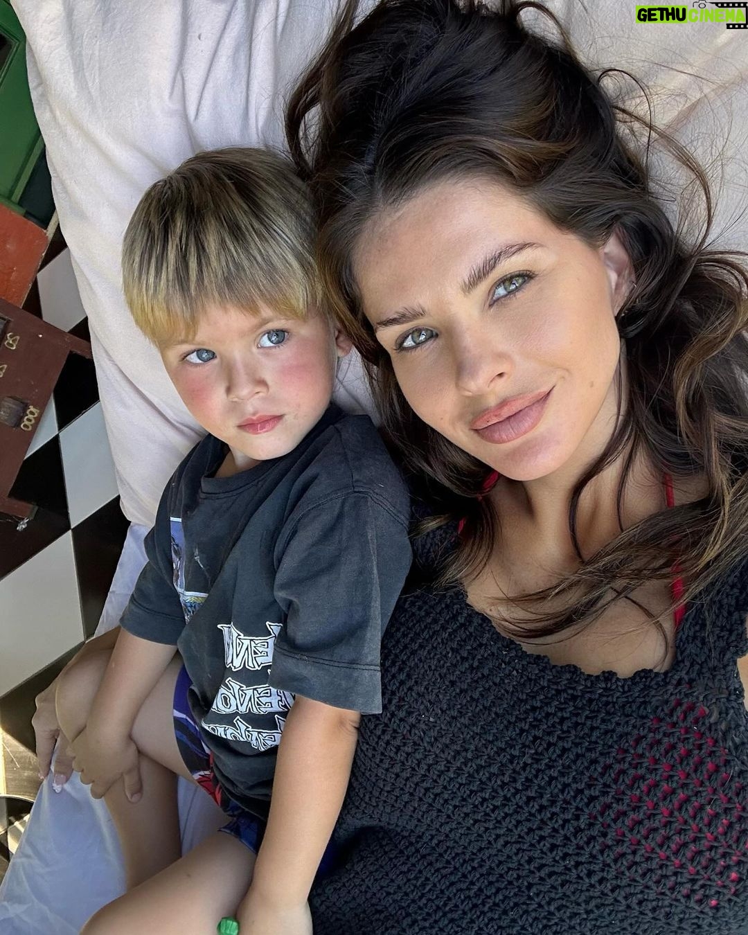 Eugenia Suárez Instagram - Dale abrázame otro ratooo 🌹