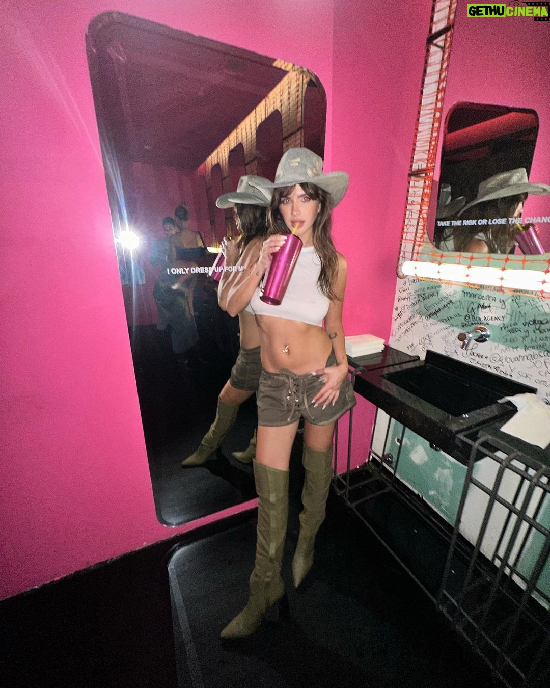 Eugenia Suárez Instagram - Full denim @kosiuko @cynthiakern