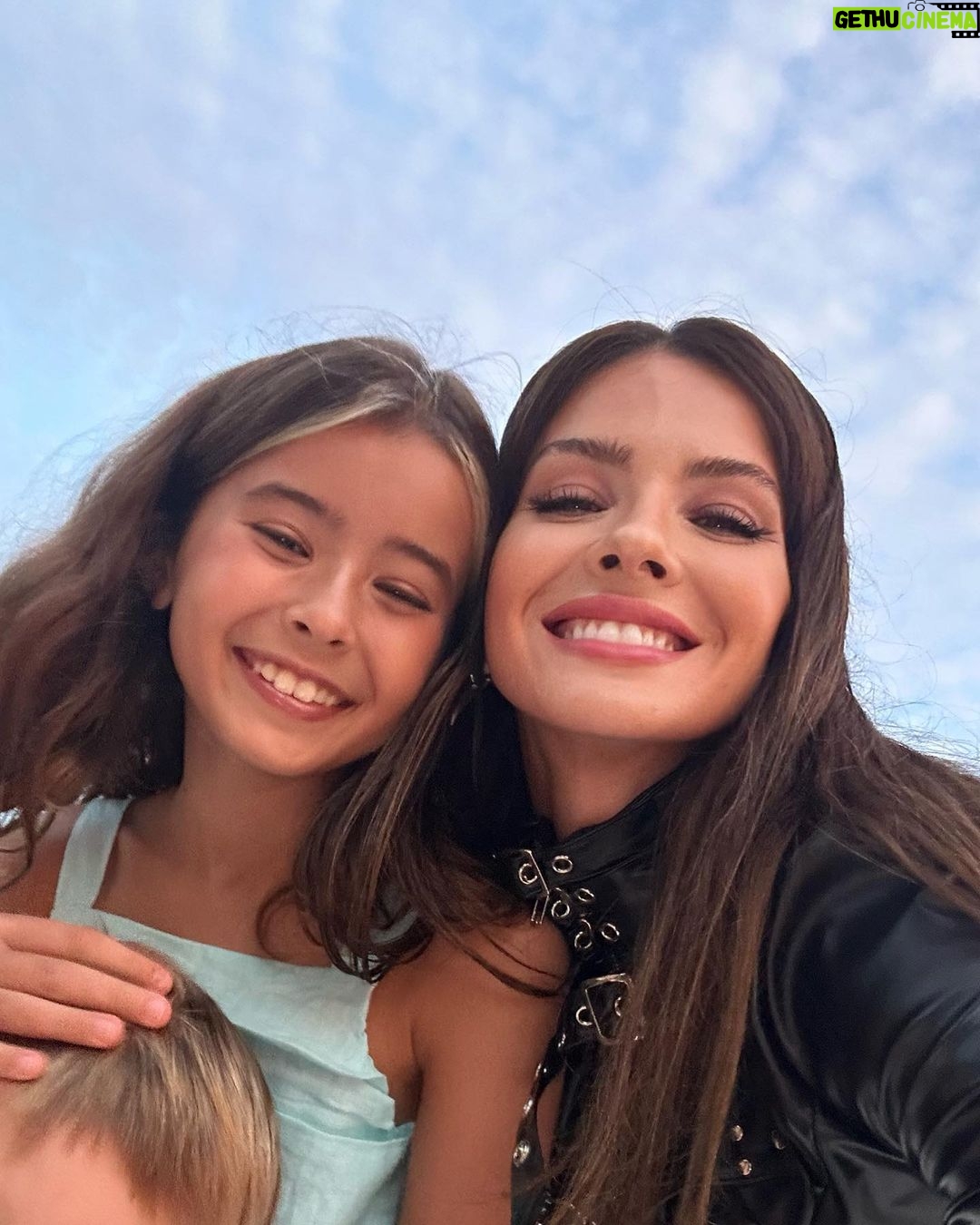 Eugenia Suárez Instagram - Este lugar tiene que ser un mundo paralelo, sino no entiendo 😍 @solanaspuntadeleste @solanasartexperience ❤️