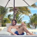 Eugenio Siller Instagram - Yes, I guess you need to zoom in … 🔭 😜 Si, supongo que tienes que hacerle zoom …