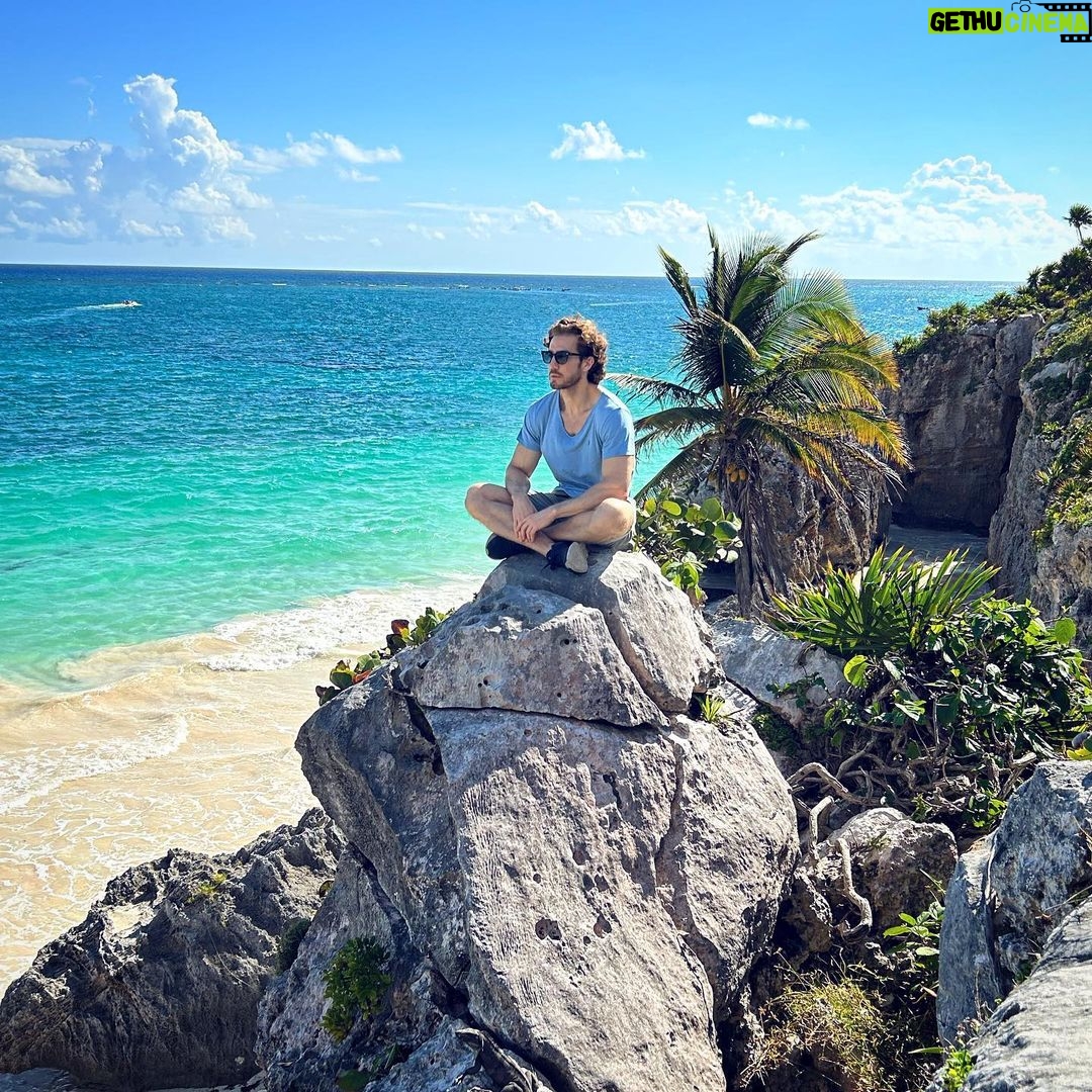 Eugenio Siller Instagram - Feliz Navidad desde el Caribe Mexicano 🎄 🏝️ ☀️ Tulum, Q. Roo