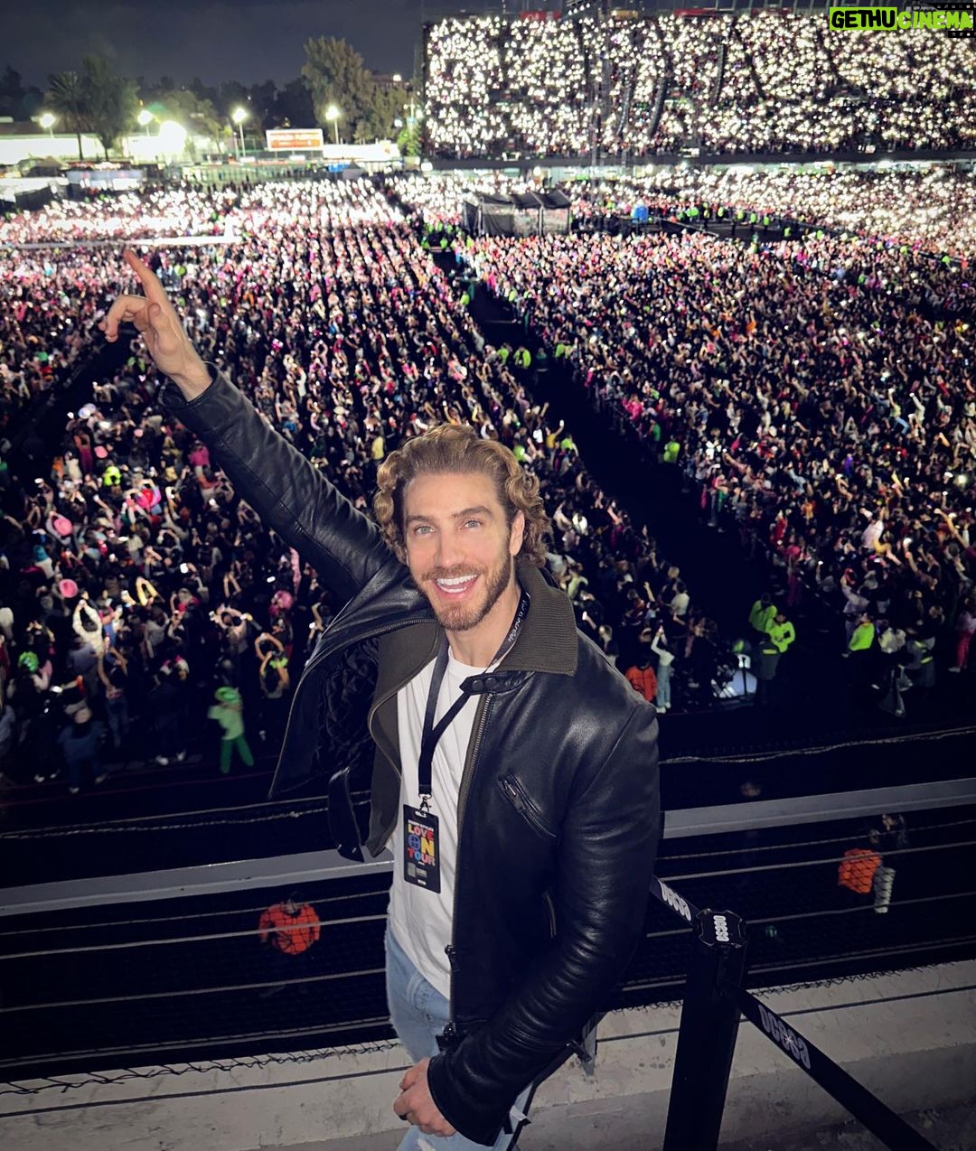 Eugenio Siller Instagram - Compartiendo la energía de miles de personas unidas por la música 🎶 #viviresincreíble @gnpseguros 🎙️Harry Styles Foro Sol, Mexico City