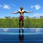 Eugenio Siller Instagram - Yes, I guess you need to zoom in … 🔭 😜 Si, supongo que tienes que hacerle zoom …