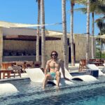 Eugenio Siller Instagram - Yes, I guess you need to zoom in … 🔭 😜 Si, supongo que tienes que hacerle zoom …