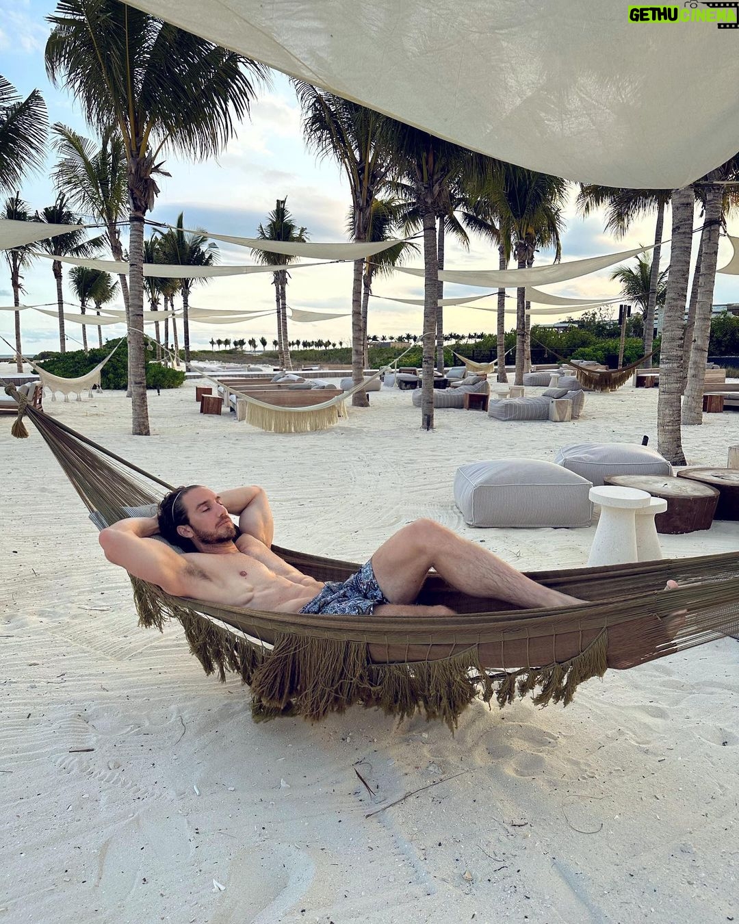Eugenio Siller Instagram - Let’s hang out … 😬