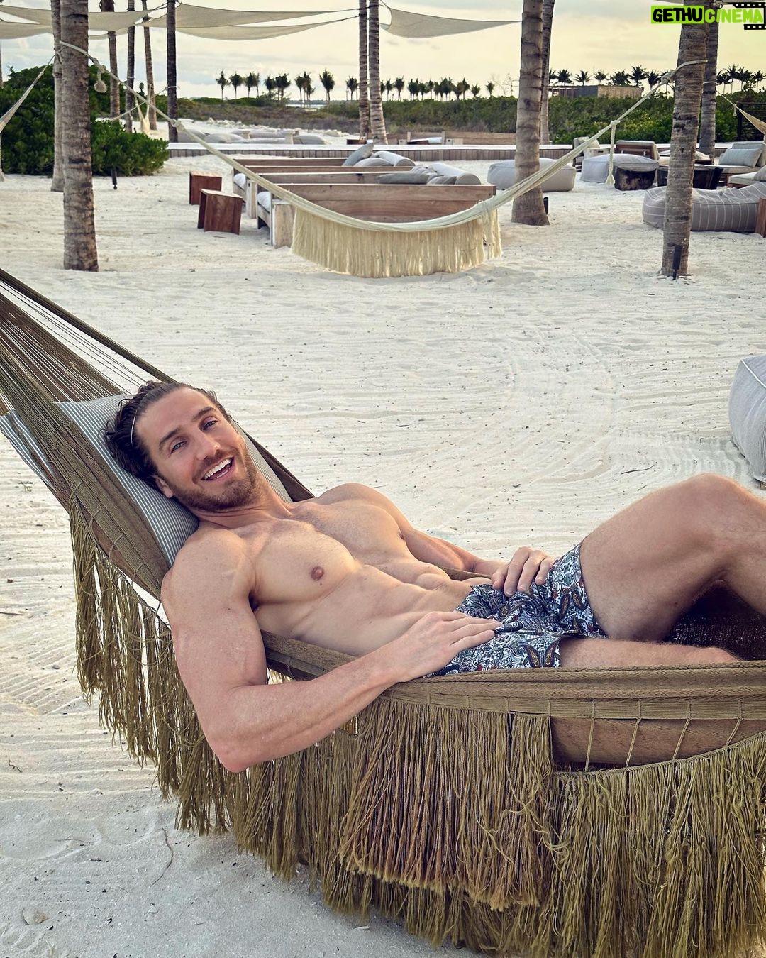 Eugenio Siller Instagram - Let’s hang out … 😬