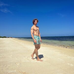 Eugenio Siller Instagram - I can never open my eyes on the beach … 🥴

Nunca puedo abrir los ojos en la playa … 

@stregiskanairesort 
@vilebrequin