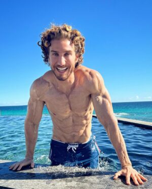 Eugenio Siller Instagram - Feliz Ombligo de la Semana /
Happy Hump Day