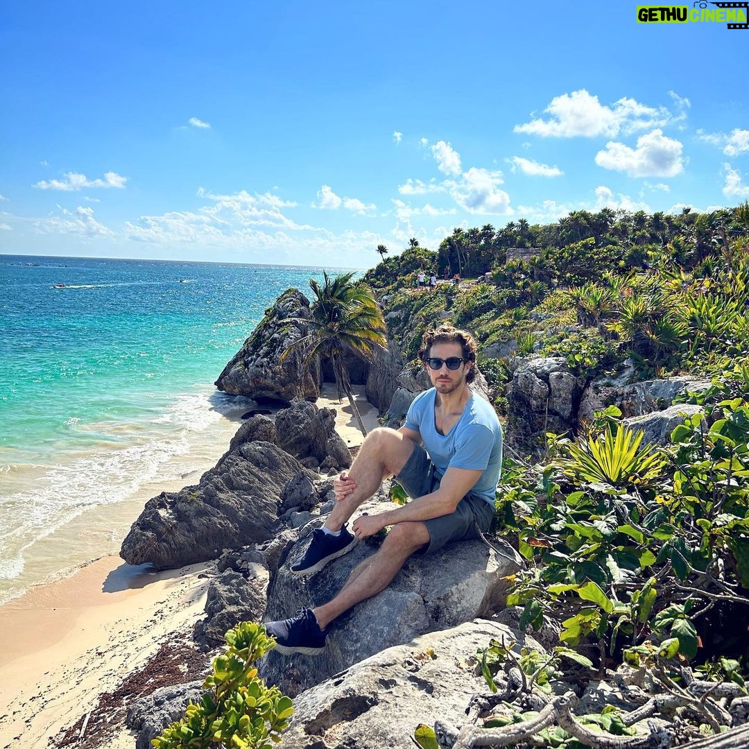 Eugenio Siller Instagram - Feliz Navidad desde el Caribe Mexicano 🎄 🏝️ ☀️ Tulum, Q. Roo