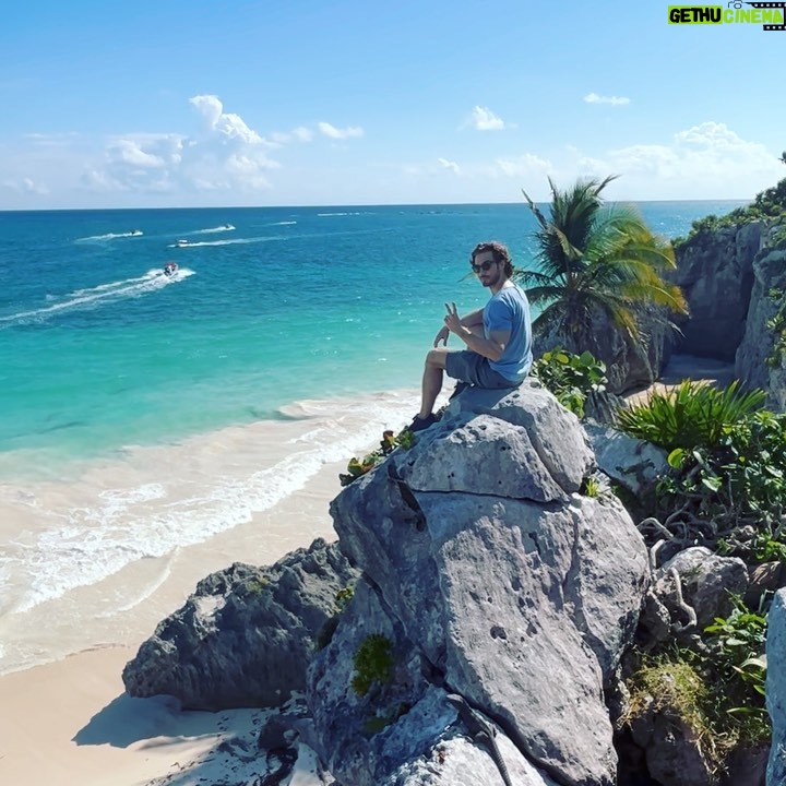 Eugenio Siller Instagram - Feliz Navidad desde el Caribe Mexicano 🎄 🏝️ ☀️ Tulum, Q. Roo