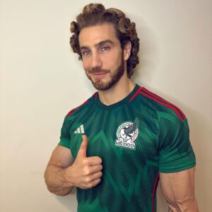 Eugenio Siller Instagram - Yo ya me puse la verde para apoyar a @miseleccionmx !!! 🇲🇽 
#MéxicoDeMiVida
#worldcup #mundial
#qatar2022 
#shotoniphone