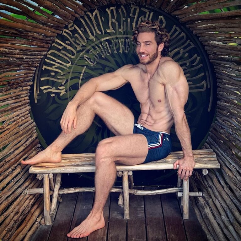 Eugenio Siller Instagram - Life is better when you’re laughing !!! 😄 #shotoniphone Cancún, Quintana Roo