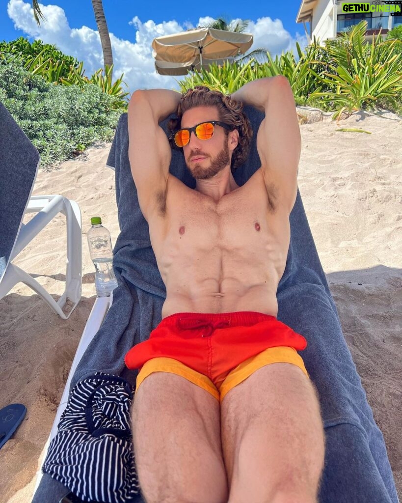 Eugenio Siller Instagram - Not now … I’m busy … 🤚🏼 #shotoniphone Riviera Maya
