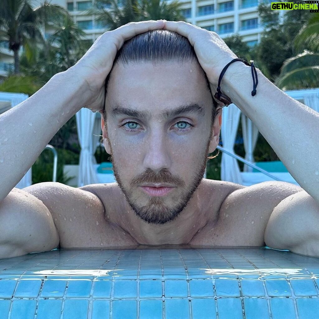 Eugenio Siller Instagram - Me gusta ver a las personas a los ojos … I like to look people in the eyes … Live Aqua Beach Resort Cancun