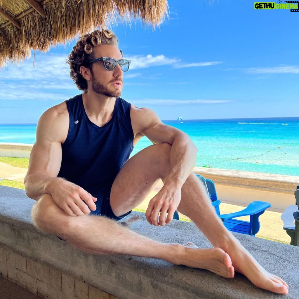 Eugenio Siller Instagram - Enjoying these beautiful and magical colors today … 🏝️ ☀️ 🌊 @jwcancun #JWMarriottCancun #MarriottCancunResorts Cancún, Quintana Roo