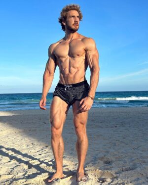Eugenio Siller Instagram - Looking at the Sun - Positive Energy ➕⚡️

Mirando al Sol - Energía Positiva ☀️ 🔋