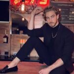Eugenio Siller Instagram - It’s Friday !!! Meet me at the bar … / Ya es Viernes !!! Nos vemos en el bar … 🍹 🪩 🕺 Friday Vibes