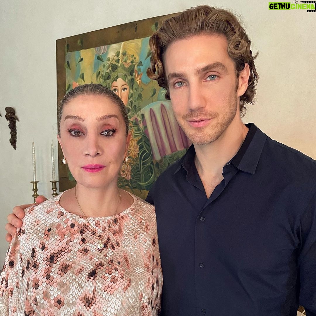 Eugenio Siller Instagram - Happy Birthday a la jefa de jefas !!! My mom !!! 🎂🎁