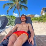 Eugenio Siller Instagram - Not now … I’m busy … 🤚🏼 #shotoniphone Riviera Maya