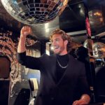 Eugenio Siller Instagram - It’s Friday !!! Meet me at the bar … / Ya es Viernes !!! Nos vemos en el bar … 🍹 🪩 🕺 Friday Vibes
