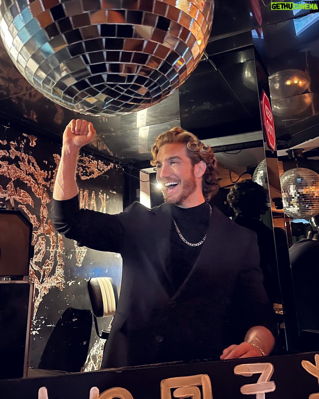 Eugenio Siller Instagram - It’s Friday !!! Meet me at the bar … / Ya es Viernes !!! Nos vemos en el bar … 🍹 🪩 🕺 Friday Vibes