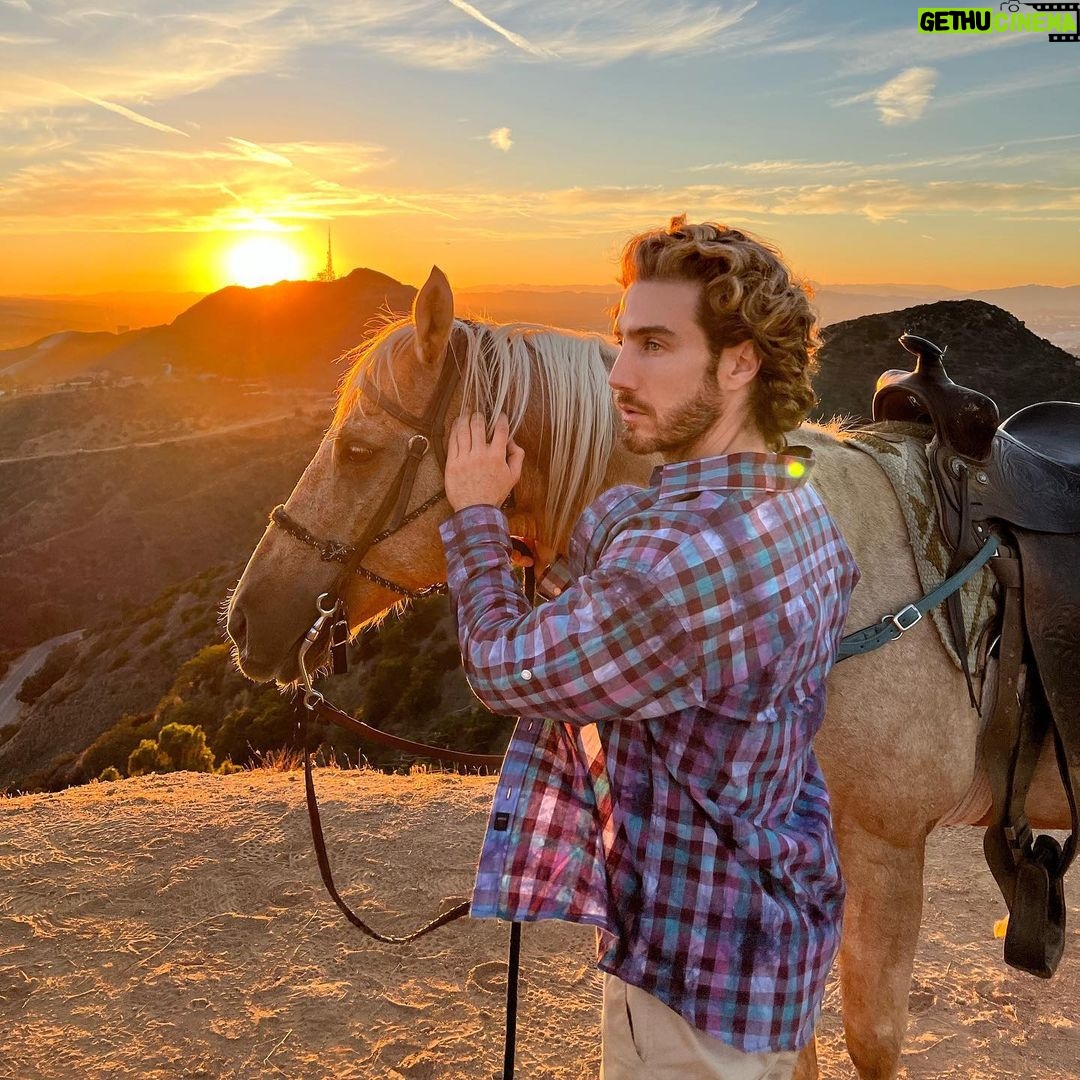 Eugenio Siller Instagram - Amazing day with friends and horses … 🐴 ☀️ / Día increíble con amigos y caballos … Hollywood Sign Scenic View