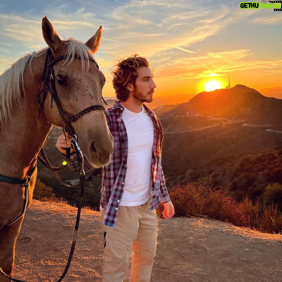 Eugenio Siller Instagram - Amazing day with friends and horses … 🐴 ☀️ / Día increíble con amigos y caballos … Hollywood Sign Scenic View