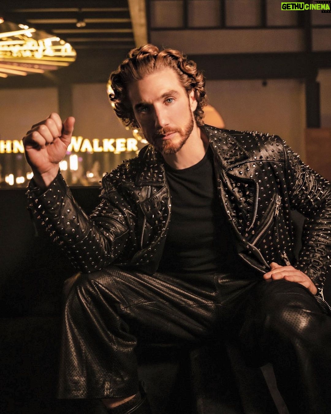 Eugenio Siller Instagram - #AD • Yellow Carpet • No importa qué tan lento avances siempre y cuando no te detengas … #Keepwalking Gracias @johnniewalkermx por una noche espectacular !!! PR: @marthitacarrillo Total look: @secoricardo 🥾: @balenciaga Mexico City, Mexico