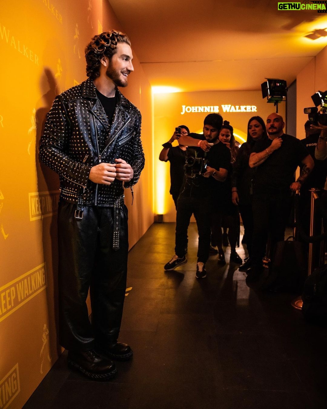 Eugenio Siller Instagram - #AD • Yellow Carpet • No importa qué tan lento avances siempre y cuando no te detengas … #Keepwalking Gracias @johnniewalkermx por una noche espectacular !!! PR: @marthitacarrillo Total look: @secoricardo 🥾: @balenciaga Mexico City, Mexico
