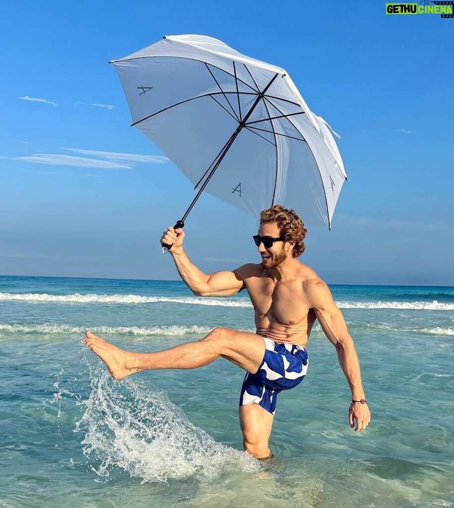 Eugenio Siller Instagram - Under my umbrella ella eh eh ⛱️ ☀️ 🌴 @liveaquacancun #aqualover #aquacancun Live Aqua Beach Resort Cancun